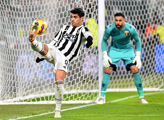 Álvaro Morata z Juventusu se snaí ohrozit branku Janova.