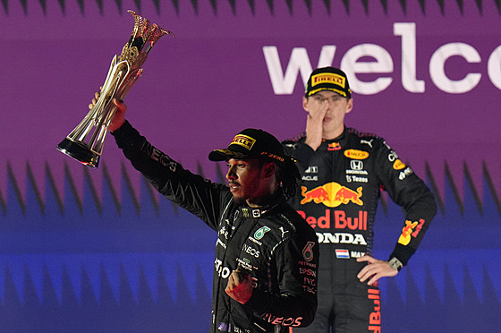 Lewis Hamilton z Mercedesu pózuje s trofejí pro vítze Velké ceny Saúdské...