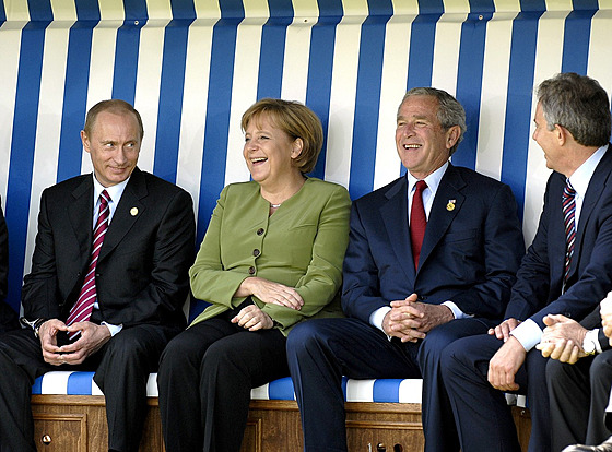 Nmecká kancléka Angela Merkelová s ruským prezidentem Vladimirem Putinem,...