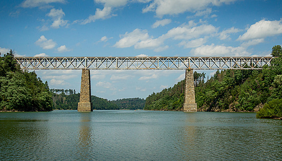 Starý most stojí na trati z Písku do Tábora.