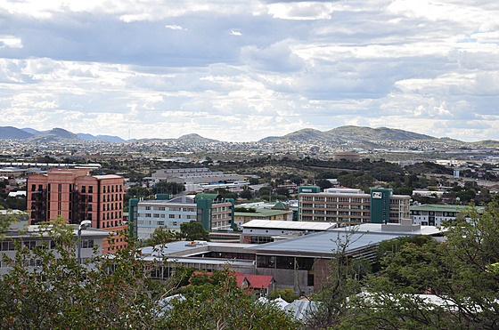 Hlavn msto Windhoek m na pl milionu obyvatel a le tm pesn v...