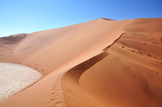 Cestou na sever se vysoké kopce snižují a nastupuje království pouště Namib,...