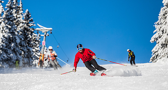 SkiResort erná hora u Jánských Lázní se otevel pro lyae a snowboardisty. Na...