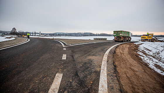 Kruhový objezd Ho�enice u sjezdu z dálnice D11 u Jarom��e (9. 12. 2021)