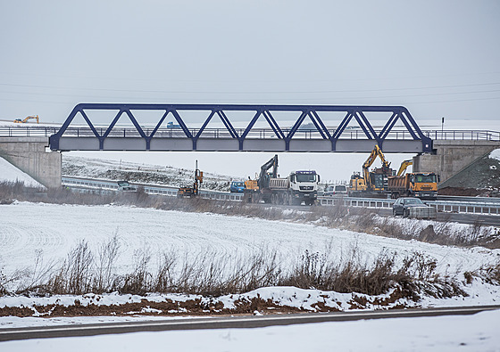 Kruhový objezd Ho�enice u sjezdu z dálnice D11 u Jarom��e (9. prosince 2021)