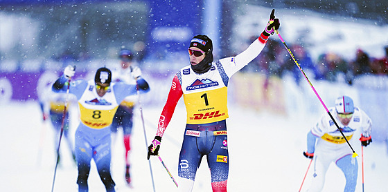 Johannes Klaebo slaví vít�zství ve sprintu Sv�tového poháru volnou technikou v...