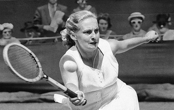 Darlene Hardová ve Wimbledonu v roce 1955.