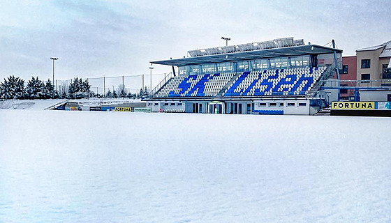 Zasněžený fotbalový stadion v Lišni.