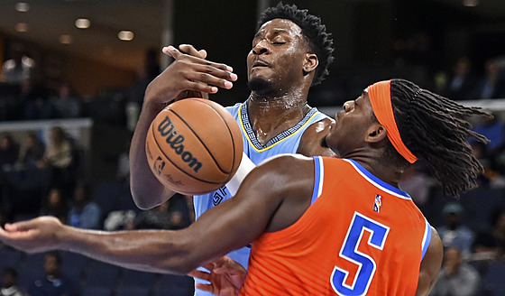 Jaren Jackson Jr. (vlevo) z Memphisu se snaí prosadit pes Luguentze Dorta z ...