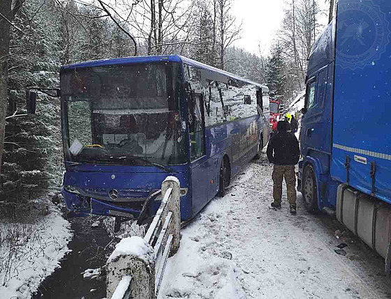 Autobus zstal po stetu s kamionem tsn nad potokem.