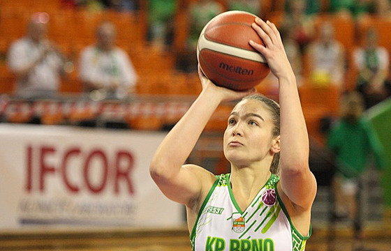 Ludmila Dudáčková z KP Brno střílí trestný hod v zápase proti Haukaru.