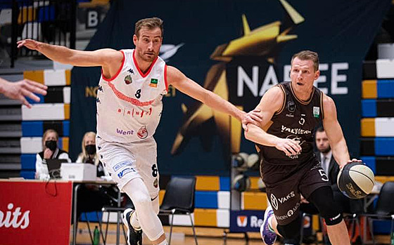 Roman Marko (vlevo) z Brna brání v zápase ENBL proti Valmie�e, uniká mu Janis...