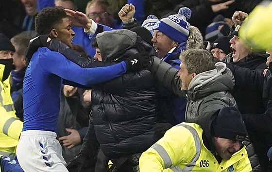 Demarai Gray z Evertonu oslavuje svou trefu proti Arsenalu.