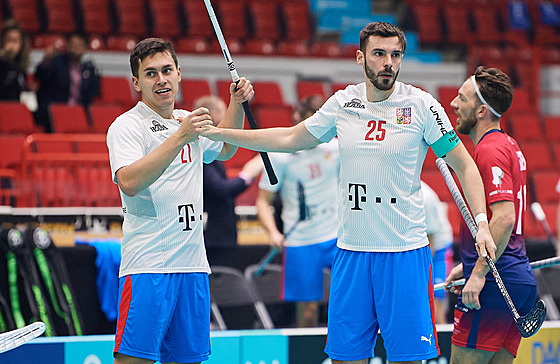 Ondřej Vítovec (vlevo) a Tom Ondrušek oslavují český gól proti Norsku.