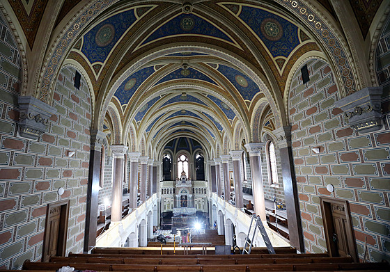 Rekonstrukce interiéru Velké synagogy v Plzni se blíí ke svému konci, otevít...