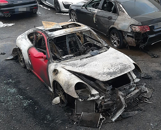 Požár osobního auta v Dolních Břežanech nedaleko Prahy. (5. prosince 2022)