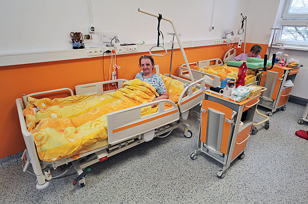 Sokolovská nemocnice poídila estnáct nových polohovatelných lek a speciální...