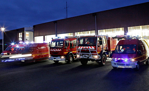 Francie bojuje se zloději pohonných hmot, palivo odčerpali i z hasičského auta