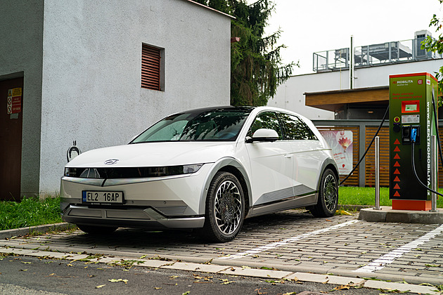 Elektroaut je v Praze moc. Město jim plánuje omezit bezplatné parkování