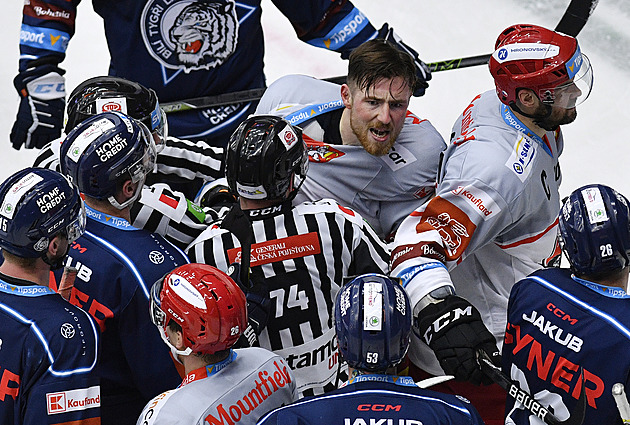 Liberec otočil emotivní duel s Hradcem. Vítkovice v derby zdolaly Třinec