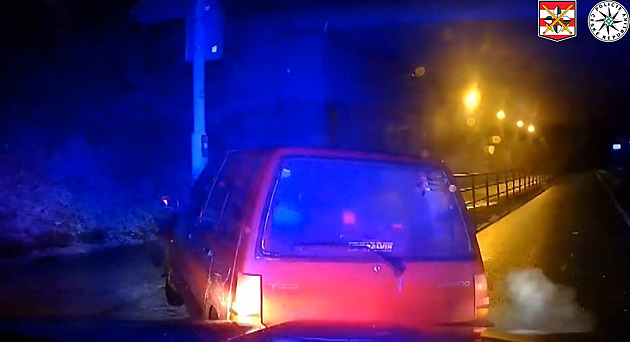 VIDEO: Místo podjezdu trefil sloup, naháněného řidiče museli vyprostit