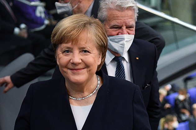 Dosluhující německá kancléřka Angela Merkelová ve Spolkovém sněmu, kde se volil...