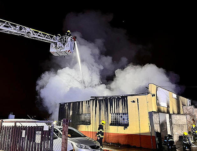 Rozsáhlý požár zničil v Praze autoservis. Hasiči nasadili pět vodních proudů