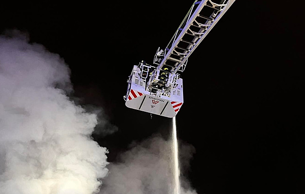 Ve Starém Mateřově hoří pneuservis. Kvůli kouři nevycházejte, varovali hasiči