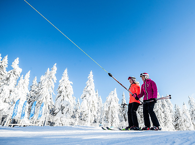 Skiareály v Alpách šetří. Lyžaře čekají nevyhřáté lanovky a studená WC