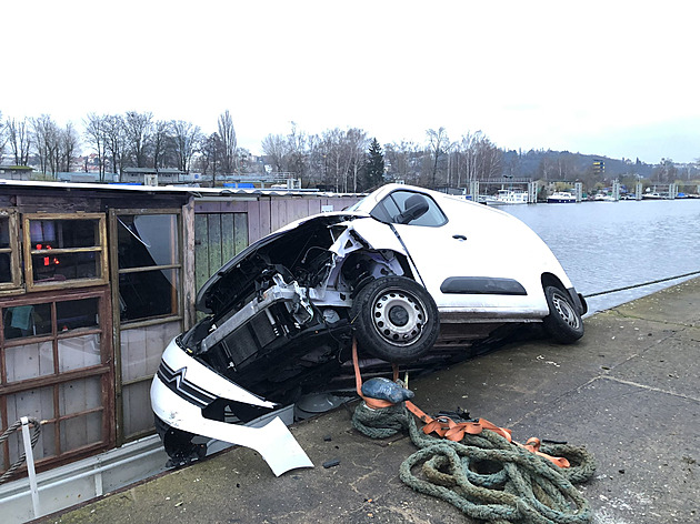 Dodávka prorazila zábradlí, pádu auta do Vltavy zabránil náraz do lodi