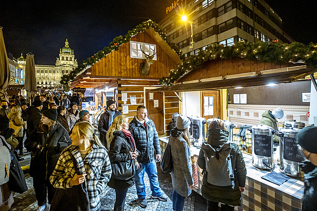 Vánoční trhy v centru Prahy se přejmenovaly na Václavské. (2. prosince 2021)