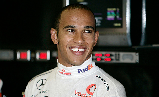 Hamilton věnuje po loňské absenci na galavečeru FIA 50 000 eur na charitu