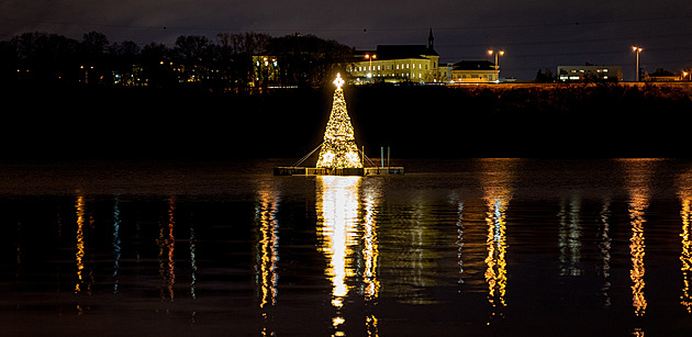 Nevšední podívaná na Borské přehradě v Plzni. Na vodní hladině svítí vánoční...