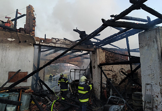 Na Písecku hořela dílna a dům, majitel se popálil. Škoda jsou dva miliony