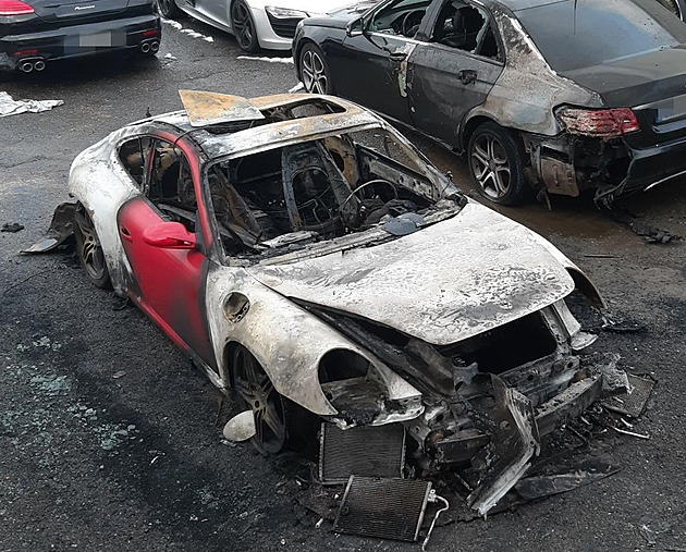 Hasiči likvidovali požár auta v Dolních Břežanech. Škoda je 1,5 milionu