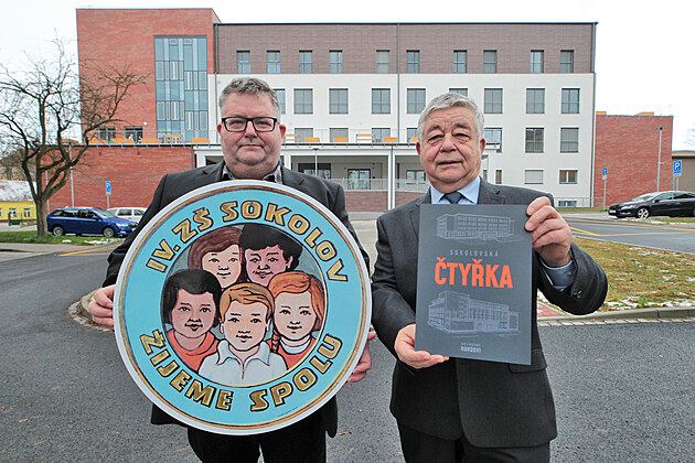 Michael (vlevo) a Jan Rundovi, autoi nové knihy Sokolovská tyka, která...