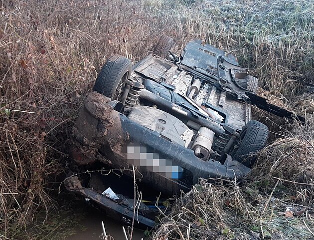 Auto s matkou a dvma dtmi skonilo ve strouze potoka na stee. Jedno z dtí...