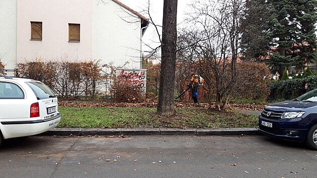 <p>Úklid listí na Sídlišti Solidarita v Praze 10 - Strašnicích.</p>