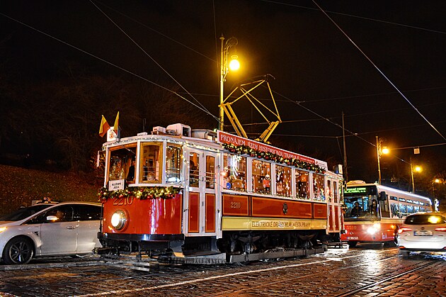 <p>V ulicích jezdí vánoční tramvaje.</p>