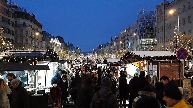 <p>Vánoční trhy jsou kvůli šíření covidu zavřené. Jejich provoz zakázala vláda. Některá česká města se rozhodla „vánoční trhy“ přejmenovat na „farmářské zimní trhy“, aby zůstaly otevřené. Jeden takový je v Praze na Václavském  náměstí. </p>