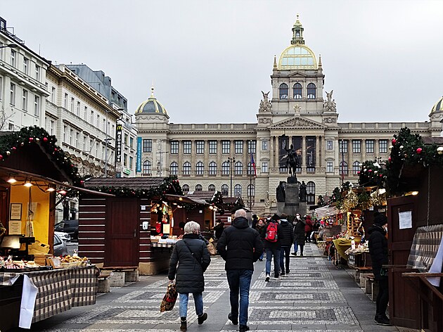 <p>"Václavské vánoce" - prodejní stánky v horní části Václavského náměstí i vánoční výzdoba obchodních center lákají své zákazníky. </p>