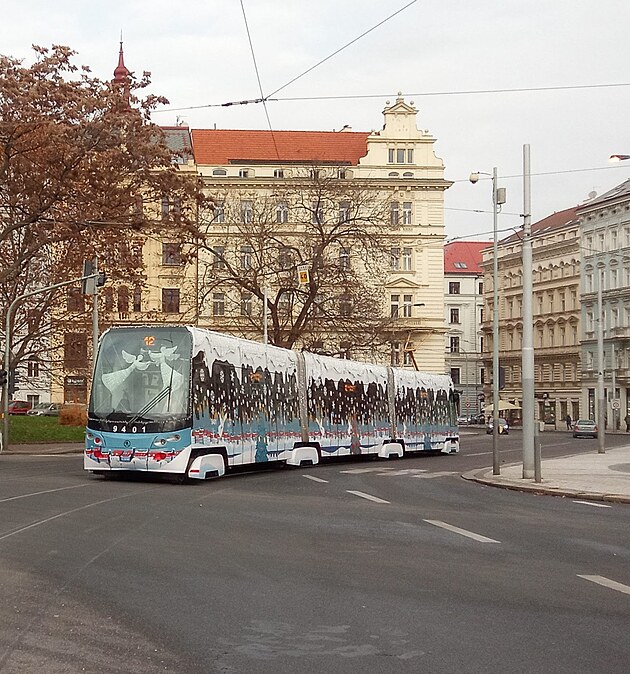 <p>Zdravím Vás všechny v redakci Metro,já jsem zachytila překrásnou vánoční tramvaj v Praze na nám.Kinských, když odjížděla ze zastávky Švandovo divadlo, vystoupila jsem z ní, tak tohle byla rychlá fotečka,tramvaj je vyzdobena nádherně i uvnitř.Hezčí musí