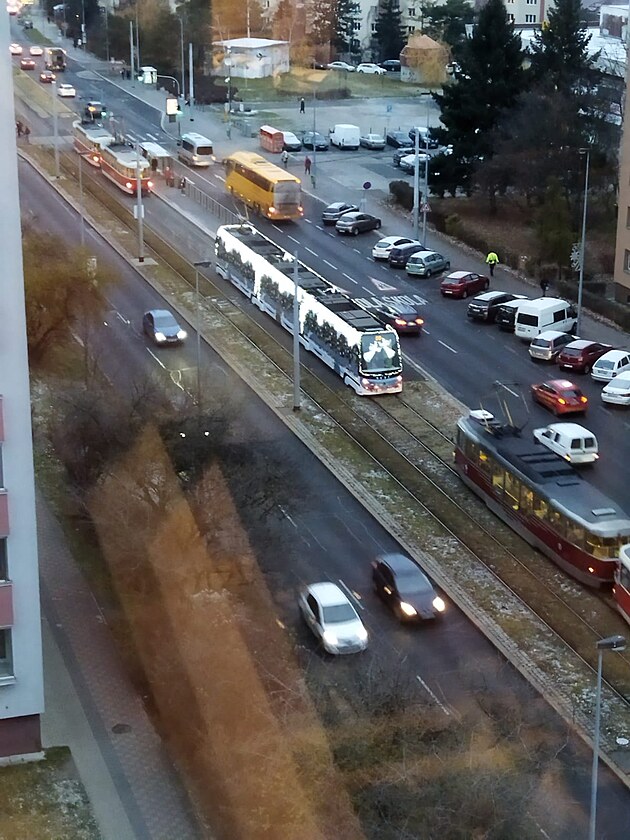 <p>Vánoční tramvaj na Evropské</p>