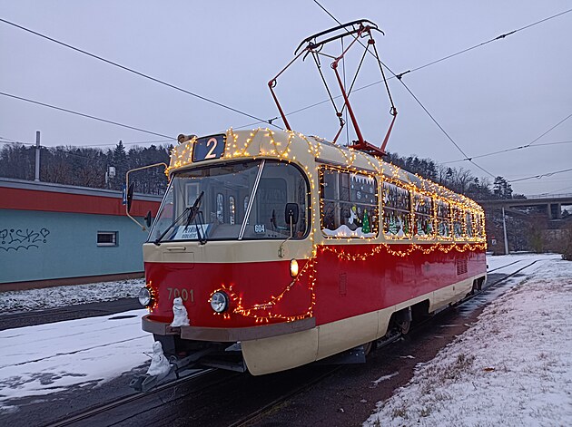 <p>Dobrý den, viděl jsem u Vás na Facebooku zjistil že se do 13. prosince můžou na e-mail deníku Metro zasílat fotografie vánočních vozidel. Zde Vám zasílám par fotografií vánočních tramvají v Praze.</p>