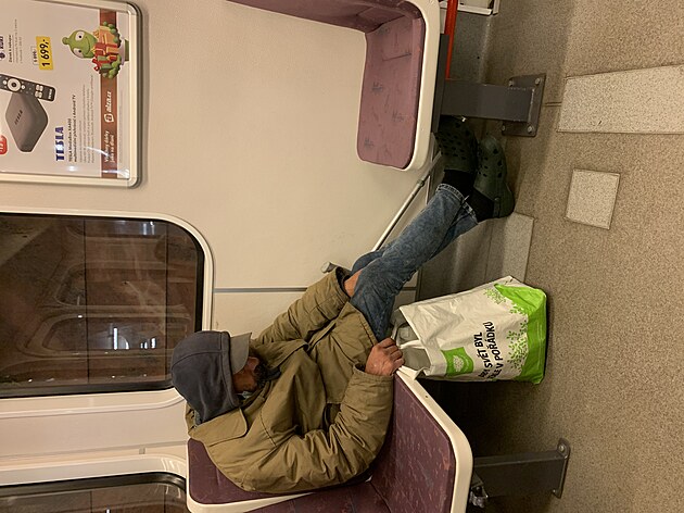 <p>Bezdomovec s taškou s nápisem: ABY SVĚT BYL ZASE V POŘÁDKU. Tak to si přejeme všichni, že?</p>