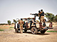 Vojci z Mali hldkuj v oblasti Mopti. (28. nora 2020)