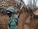 Bojovník Luhanské lidové republiky v zákopech u obce Kirovsk (1. prosince 2021)