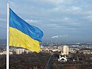 Ukrajinská vlajka nad Kramatorskem, prmyslovým mstem v Donbasu (25. listopadu...