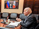 Americký prezident Joe Biden bhem videokonference s ruským protjkem...