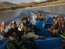 Bojovníci Tálibánu si uívají projíku na lodi na pehrad nedaleko Kábulu....